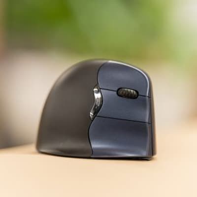 Evoluent VerticalMouse 4 - Right Hand - Wireless - lifestyle shot