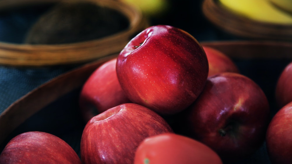 A bowl of red apples