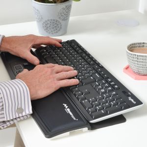 Mousetrapper Advance 2.0 - lifestyle shot, shown in use with a separate keyboard