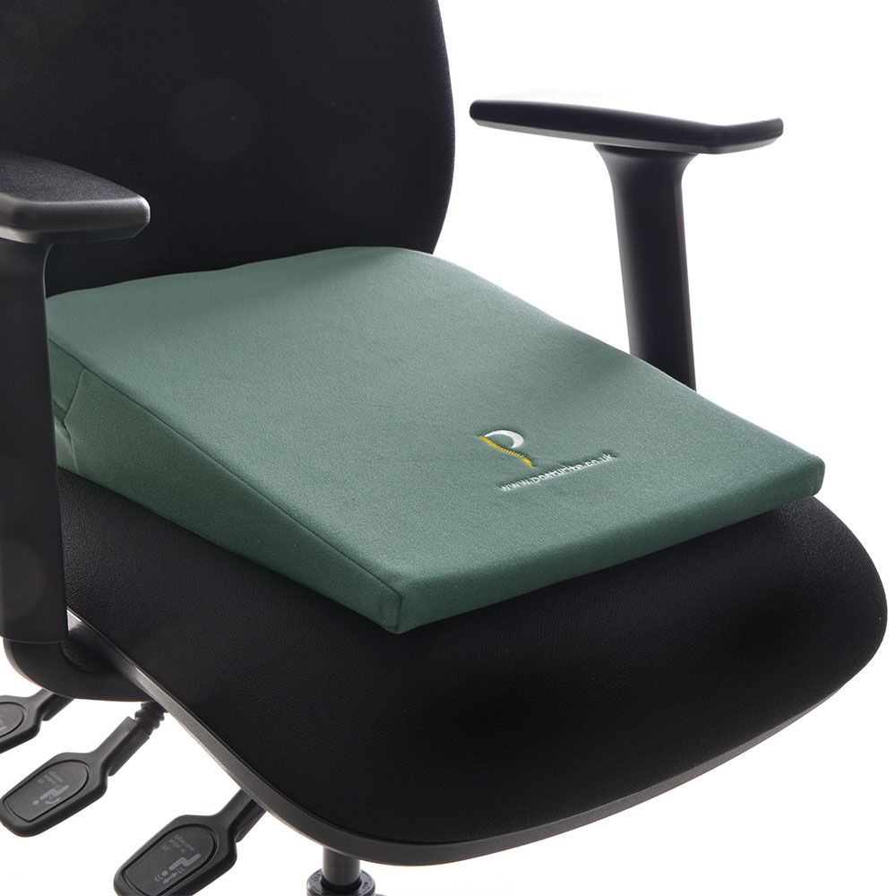 https://www.posturite.co.uk/media/catalog/product/cache/9dce08f30bca70896612e93c16b8eec0/p/o/posturite-11-degree-wedge_on-chair-close-up.jpg