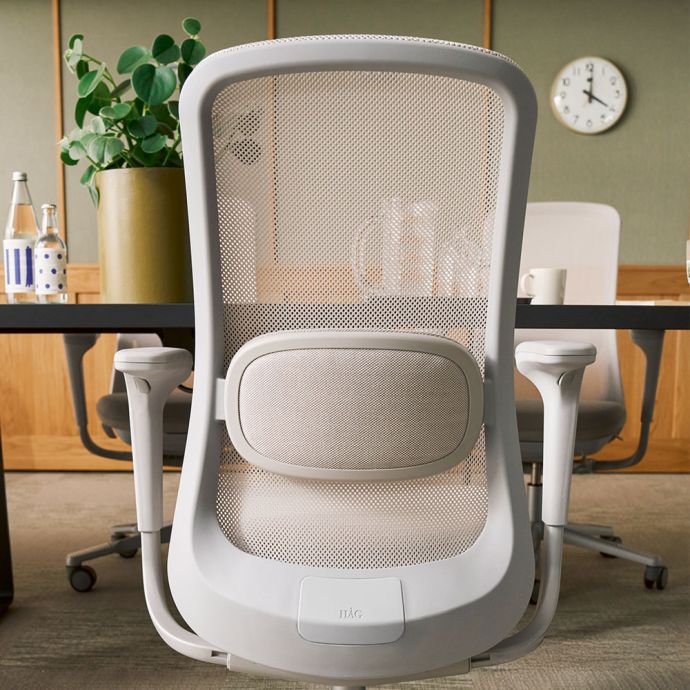 HÃ…G SoFi 7500 Mesh Back Light Beige Office Chair - lifestyle shot