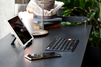 Image of Penclic Keyboard and tablet on a coffee counter being used on-the-go