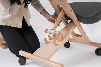 Image showing how you can change the height and angle of the Putnams Kneeling Chair
