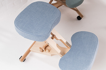 Top angle view of the Putnams Kneeling Chair